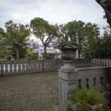 Nel giardino vi � anche un piccolo terrazzino...

